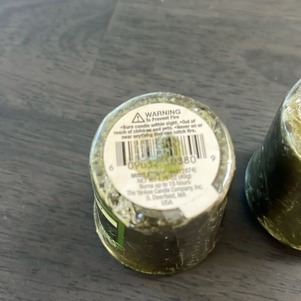🆕 Yankee Candle - Mistletoe - sampler size candle. Votive candle. Set of 2.